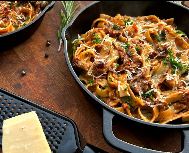 Short Rib Ragout, geräuchert mit Rotwein-Fassholz